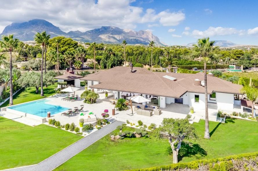 Luxury Resort style Villa in Spain For Sale